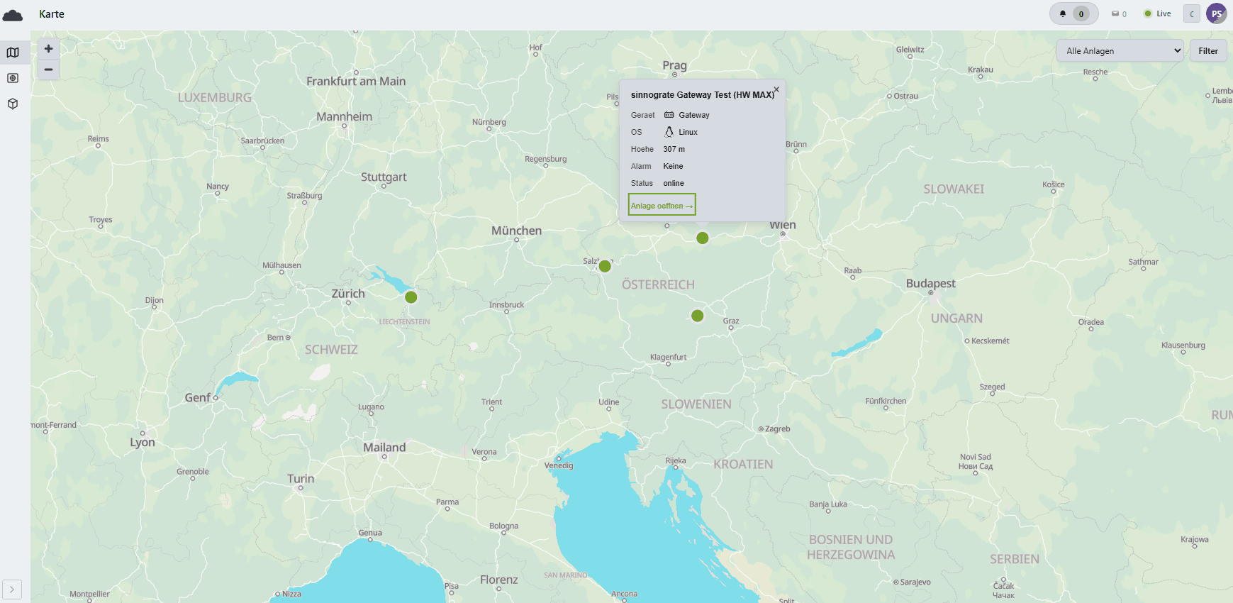 Die Karte: Anlagen als grüne Punkte über Österreich, der Schweiz und Süddeutschland, eine davon geöffnet mit Gerät, Betriebssystem, Höhe, Alarmzustand und dem Verweis in die Anlage.