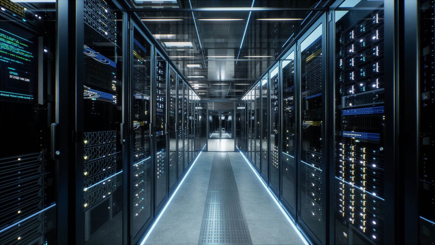 Kaltgang eines Rechenzentrums zwischen zwei Reihen geschlossener Serverschraenke.
